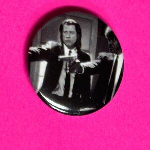 Metal pin button Pulp Fiction logo with John Travolta and Samuel Jackson